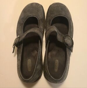 KEEN SIERRA MARY JANE 8.5 US 39 EU GRAY NUBUCK STRAP BUCKLE CREPE FLATS 1009337